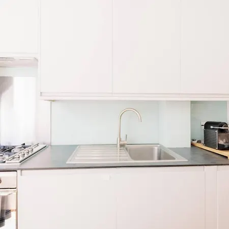 Apartment Bright, Spacious 2-bed, 5 Mins From Tube, Sleeps 4 Pass The Keys