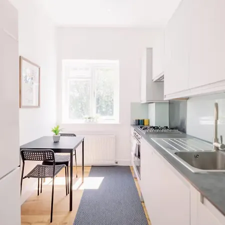 Bright, Spacious 2-bed, 5 Mins From Tube, Sleeps 4 Pass The Keys