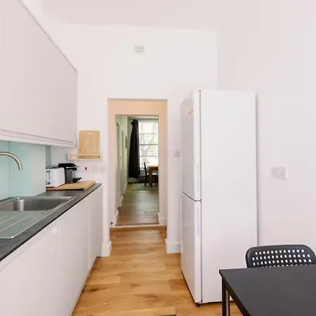 Apartment Bright, Spacious 2-bed, 5 Mins From Tube, Sleeps 4 Pass The Keys