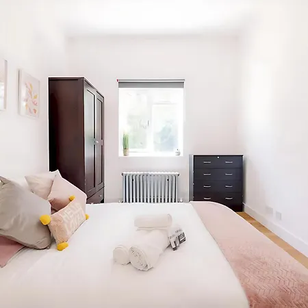 Bright, Spacious 2-bed, 5 Mins From Tube, Sleeps 4 Pass The Keys London