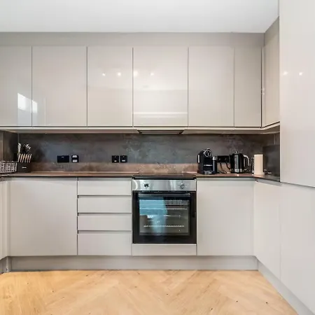 Ac! Serenity, Style In - Mins From Kings X Pass The Keys
