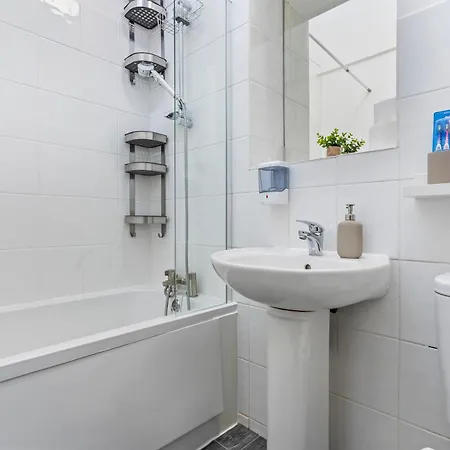 בית נופש Wembley Stadium 4 Bed Pad Free Parking לונדון