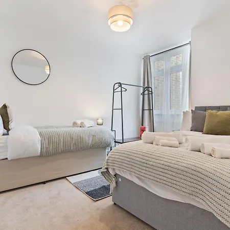 בית נופש Wembley Stadium 4 Bed Pad Free Parking לונדון