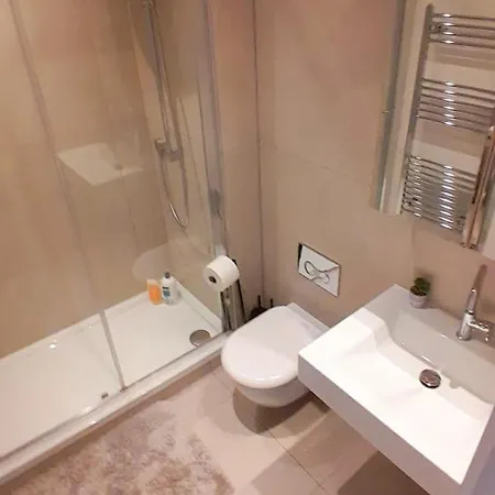 Modern & 3bedroom Flat With Pvt Balcony Steps From Regent's Park Apartment *