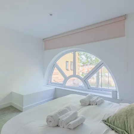 Bright Canal-side Flat Canada Water Apartment *