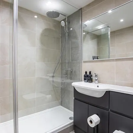 1Bdr Apartment - West London - Easy Heathrow, London & Twickenham Rugby Stadium Access *