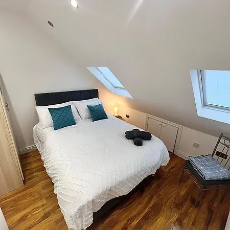 Bright 4br 2ba Gem In Wembley - Sleeps 8