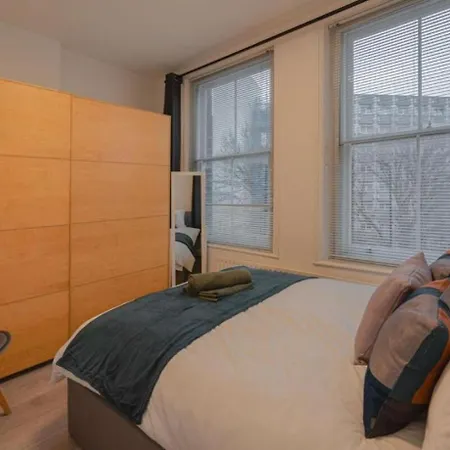 Comfy 1 Bed Flat In Sleeps 3 *