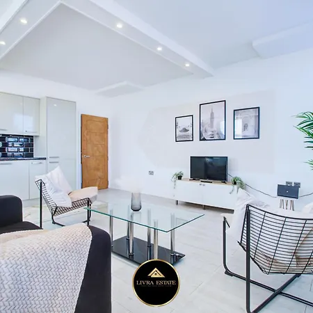 Stylish 1 Bed By Livra Estate Short Lets & Serviced With Free Parking *