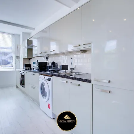 Stylish 1 Bed By Livra Estate Short Lets & Serviced With Free Parking * サットン