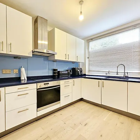 Luxury 2 Bedroom Apartment *