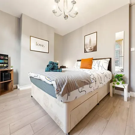 Quadruple - King Guest house *