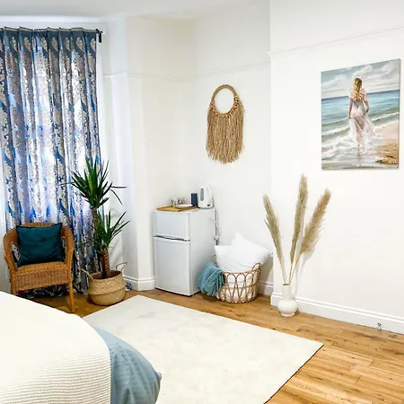 Zozy Happy Land Guest house London
