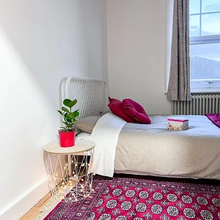 Guest house Zozy Happy Land London