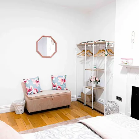 Zozy Happy Land Guest house London