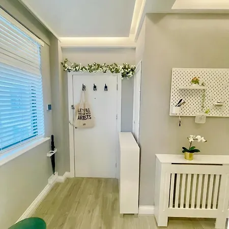 Stylish, Fully Equipped Beside Hyde Park Apartment *