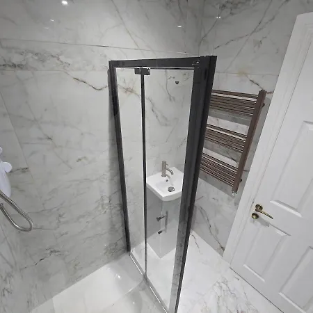 Central, 3 Minute Walk From Nearest Tube * London