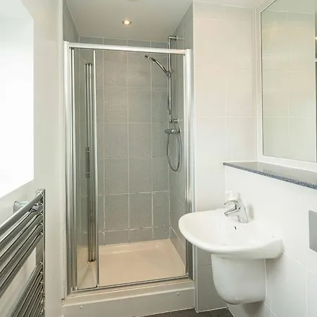Stylish 2-bed With Stunning View Apartment