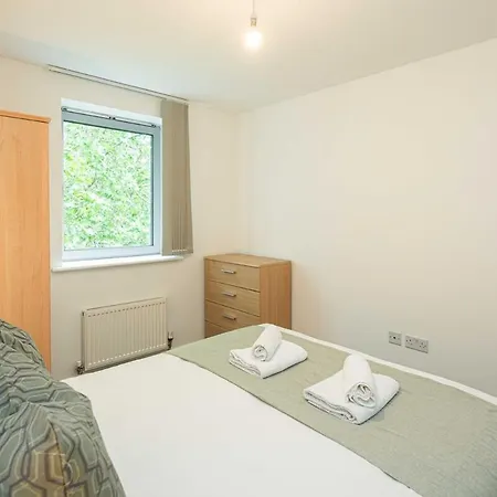 Stylish 2-bed With Stunning View Apartment *