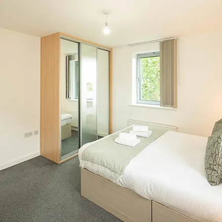 Stylish 2-bed With Stunning View Apartment London