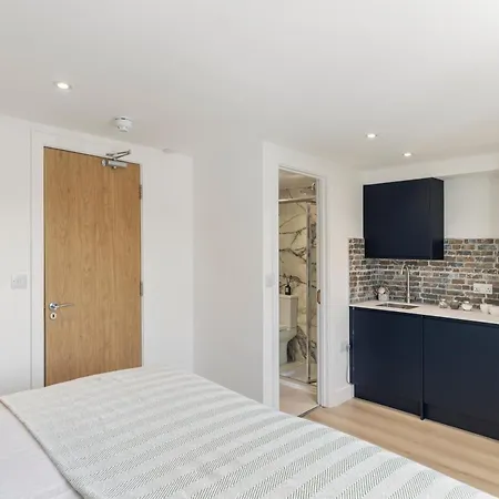 Modern Location Private Bathroom And Shared Kitchen 2 Edgware