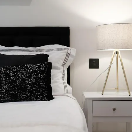 Apartment Battersea 2br Flat - Gym, Balcony, Parking, Great Location - Long Welcome *