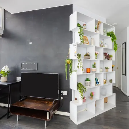 Ldn 2bd Near Bridge *