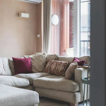 Charming 2-bedroom Gem In A Trendy Area Apartment