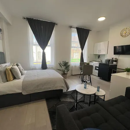 Spacious 10 Mins To Metro 1 Min To The Bus *
