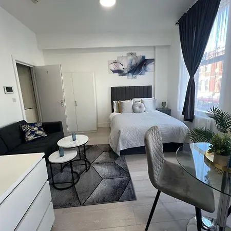 Spacious 10 Mins To Metro 1 Min To The Bus Apartamento *