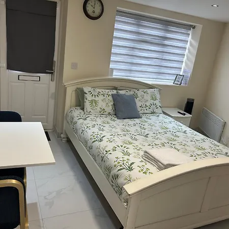 Cozy Near Train Station Appartamento Redbridge