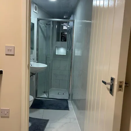 Appartamento Cozy Near Train Station Redbridge