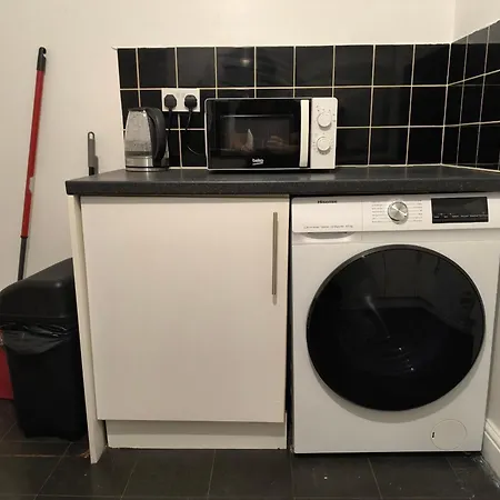 4 Pers Style Near South Wimledon Station R3 *