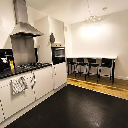 4 Pers Style Near South Wimledon Station R3 London