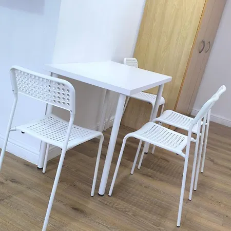 4 Pers Style Near South Wimledon Station R3 *