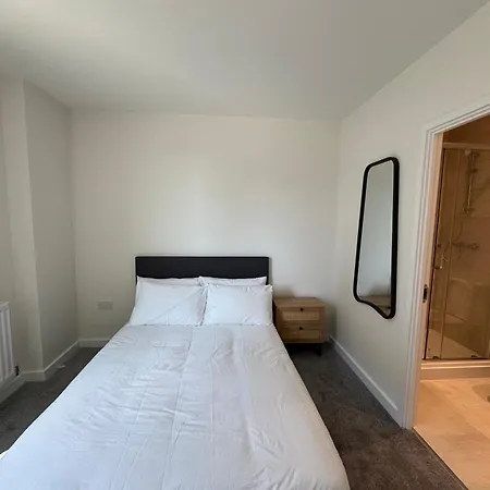 Riverview 2bedroom 2bathoom Airport Apartment London