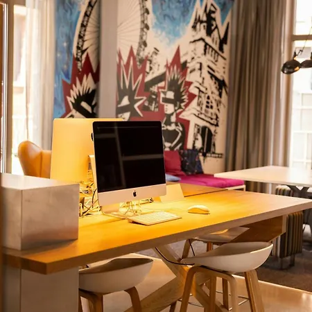 Отель Moxy Excel 4*
