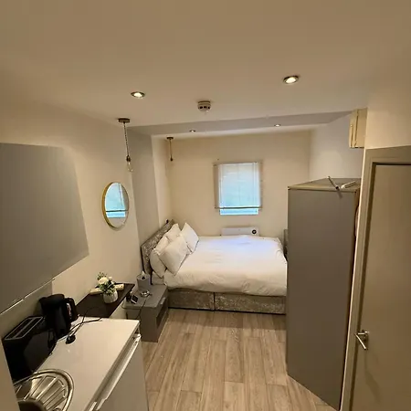 Letzi Premium Cozy Retreat Private En-suite Rooms, Wembley Guest house *