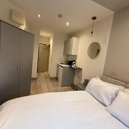 Letzi Premium Cozy Retreat Private En-suite Rooms, Wembley