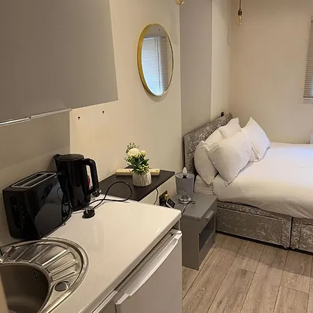Letzi Premium Cozy Retreat Private En-suite Rooms, Wembley Guest house