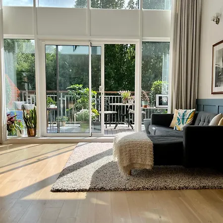 Luxury Canal-front 2 Bedroom Loft لندن