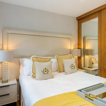 Modern Ground Floor Apartment With Harrods View And Ac アパート ロンドン