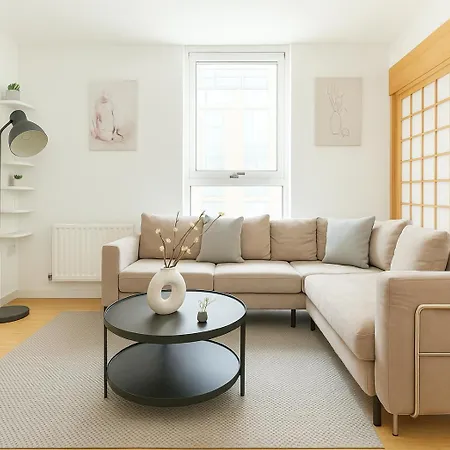 2 Bed Flat With Balcony In Dalston * London