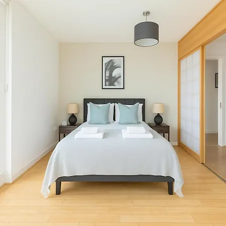 2 Bed Flat With Balcony In Dalston *