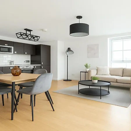 2 Bed Flat With Balcony In Dalston