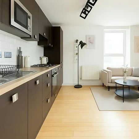 2 Bed Flat With Balcony In Dalston Apartment *