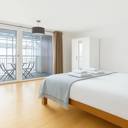 2 Bed Flat With Balcony In Dalston
