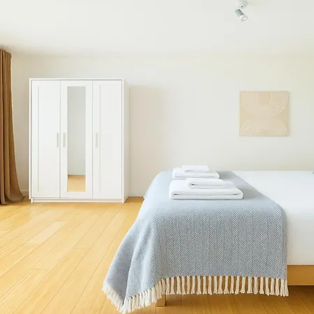 2 Bed Flat With Balcony In Dalston London