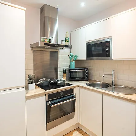 Cute 1 Bedroom With Sofa Bed By Line Station Apartment London