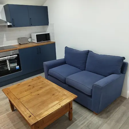Flat By The High Street Apartment